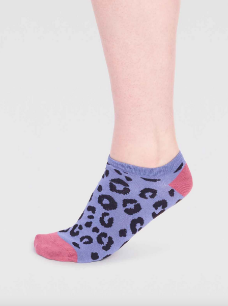 thought - Reese - Bamboo Leopard Print Sneakersocken - Periwinkle Blue - Größe 38-41